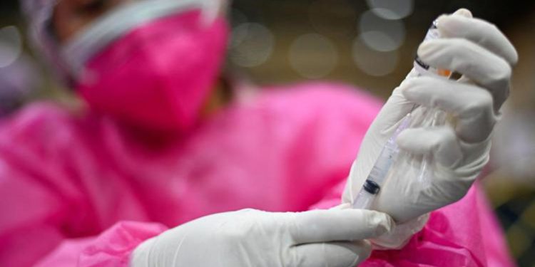 Variante Omicron, a che punto è il vaccino Biontech