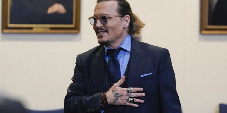Johnny Depp vince il processo: “La giuria mi ha restituito la vita”