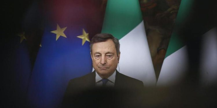 Tensione nel governo, Draghi rientra a Roma: oggi Cdm sulle bollette