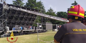 Crolla tettoia palco concerto Elisa a Bassano: due feriti