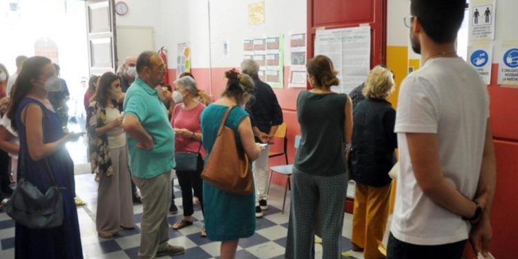 Assisi, 82enne in autostop al seggio