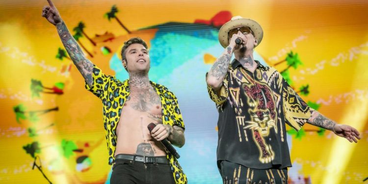 Fedez e J-Ax fanno ballare Milano con ‘Love Mi’