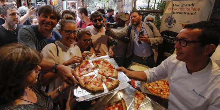 “Pizza deve essere per tutti”, Sorbillo replica a Briatore e gli fa proposta