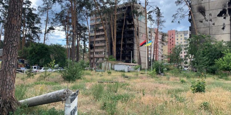 Draghi tra le macerie di Irpin: “Il mondo è con voi” – Video