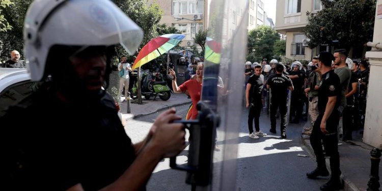 Turchia, protesta per diritti Lgbtq: oltre 200 arresti a Istanbul