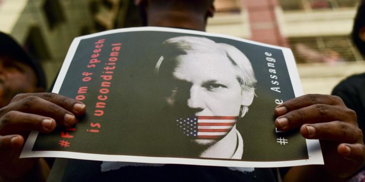 Assange, la moglie: “Perquisito e trasferito dopo firma estradizione”