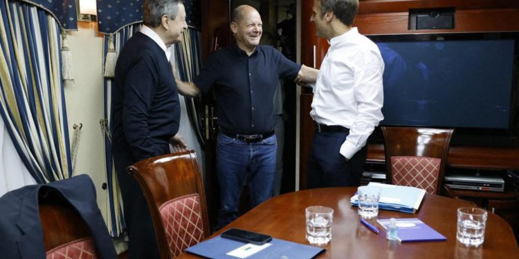 Draghi a Kiev, sul tavolo sblocco del grano e Ucraina in Ue