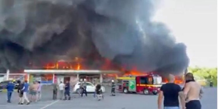 Ucraina, missile Russia su centro commerciale: 18 morti – Video