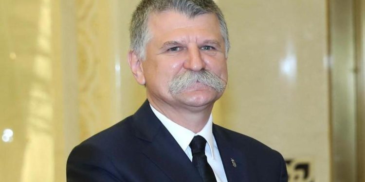 Ucraina, presidente Parlamento Ungheria: “Zelensky ha disturbi mentali”