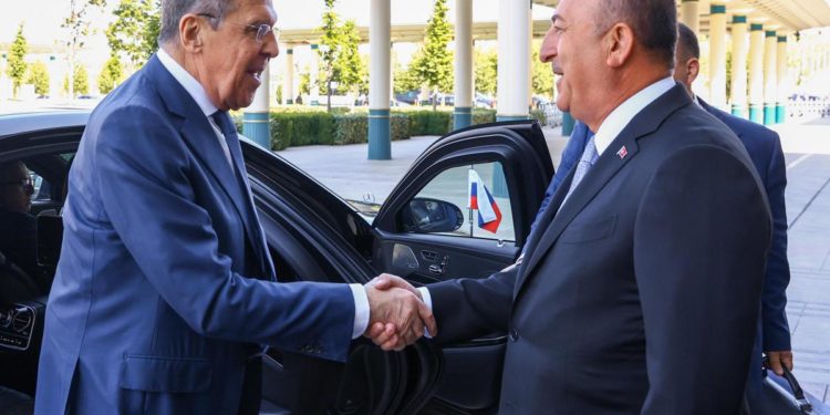 Grano Ucraina, Lavrov: “Rotte sicure se Kiev sminerà porti”