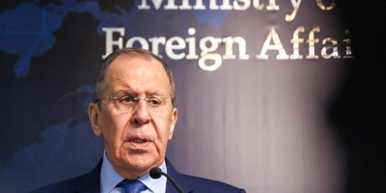 Lavrov: “Incontro Putin-Zelensky solo dopo ripresa negoziati”