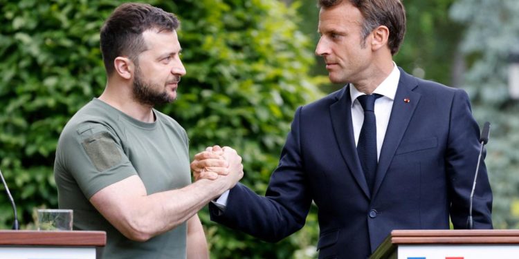 Ucraina, Macron: “Europa al vostro fianco fino alla vittoria”