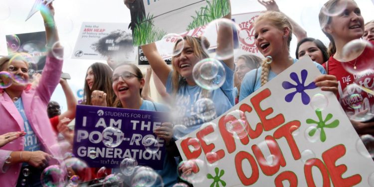 Sentenza aborto Usa, ora possibile divieto in 22 Stati