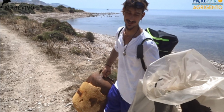 Punta Bianca, cittadini raccolgono 50 sacchi di rifiuti