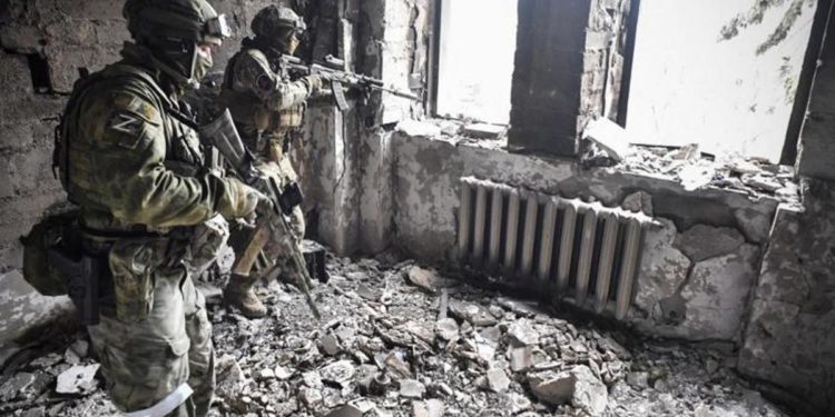 Ucraina, condannati a morte i due britannici che combattevano a Mariupol