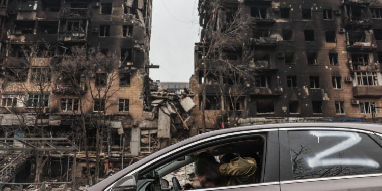 Ucraina, “a Mariupol occupanti gettano cadaveri in discarica”