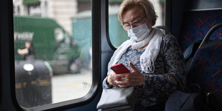 Mascherine al chiuso, stop obbligo da oggi 15 giugno: cosa cambia