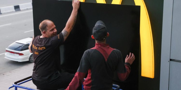 Russia, nuovi fast food al posto del McDonald’s: svelato logo