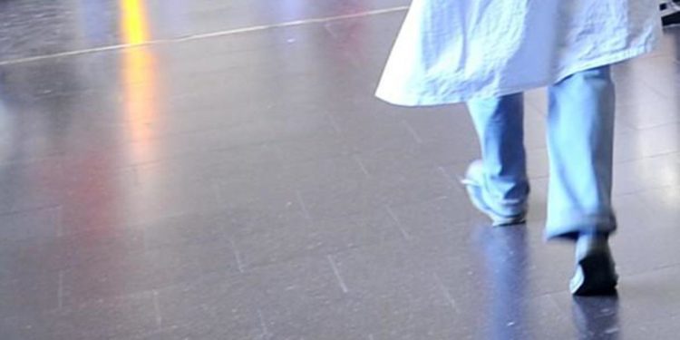 Allarme fuga medici da ospedali, -40mila entro 2024