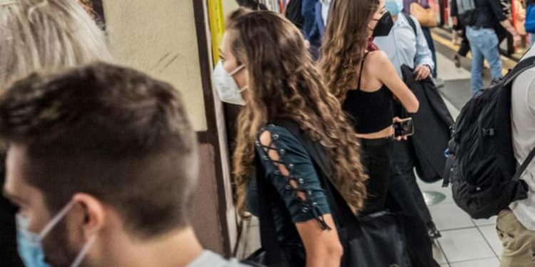 Covid, Andreoni: “Favorevole ritorno mascherina al chiuso”