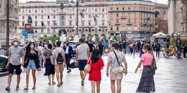Covid oggi Lombardia, 9.900 nuovi casi e 9 morti. A Milano 1.614 contagi