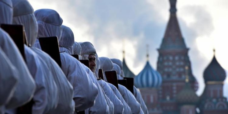Rabbino capo fuggito da Mosca, ‘padre’ Russia Ecumenica: “Aria da fine regime”