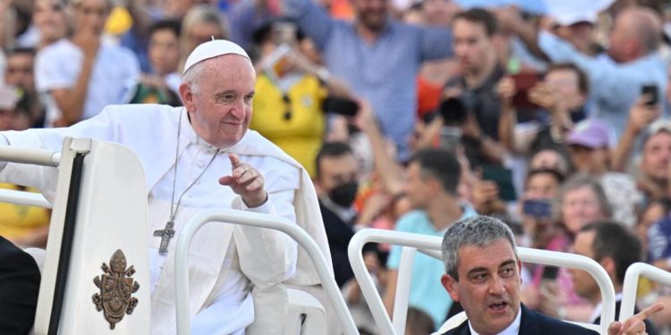 Famiglia, Papa: “Sentiamo più che mai che va difesa”