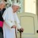 Papa Bergoglio e il ginocchio: “Ora devo andare col bastone”