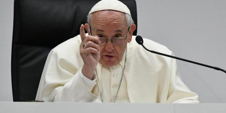 Papa contro utero in affitto e porno: “Minacce alla dignità umana”