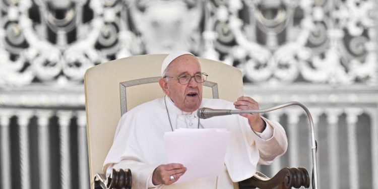 “Non toccate le rughe”, le parole del Papa sui ritocchi estetici