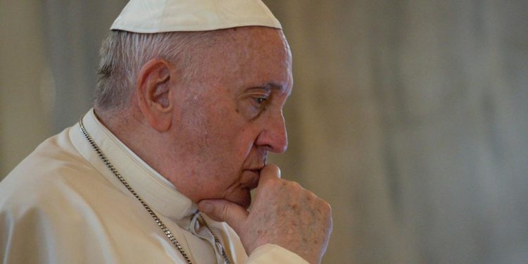 Papa rinvia viaggio in Africa per problemi al ginocchio