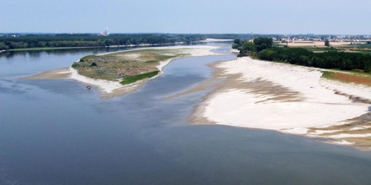 Siccità, Fontana ai lombardi: “Evitate sprechi di acqua”