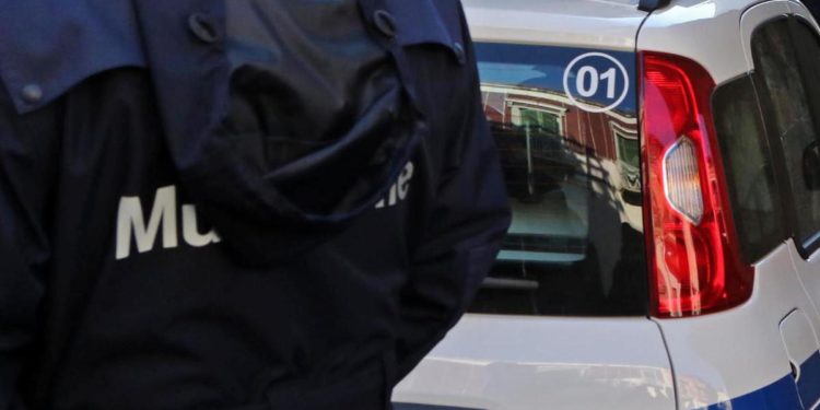 Napoli, furgone investe tre passanti: uno dei feriti muore