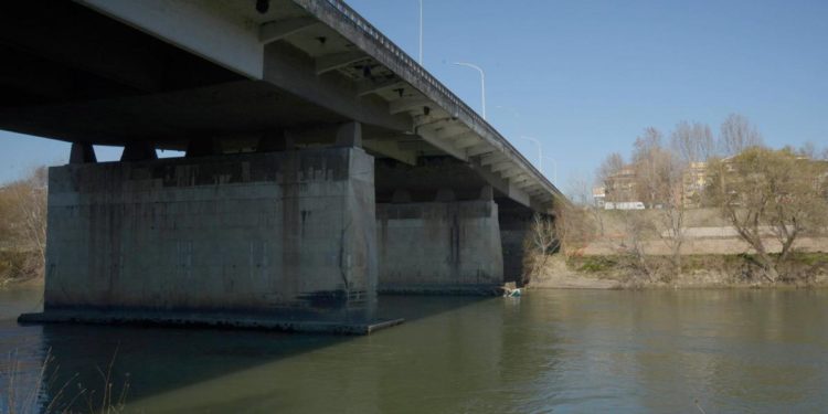 Roma, in bilico su parapetto Ponte Marconi: “Stavo solo facendo video TikTok”