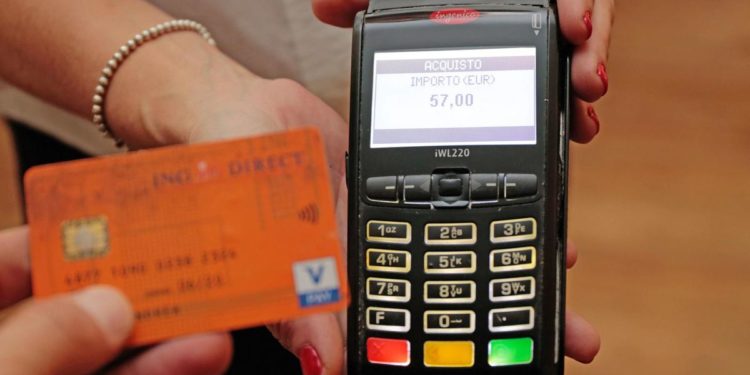 Pos obbligatorio per professionisti e negozianti, da oggi sanzioni per chi rifiuta carte