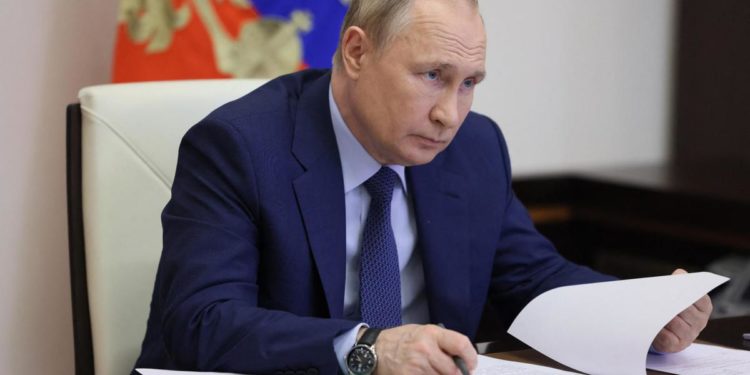 Ucraina, Putin: “Armi Usa? Le schiacciamo come noci”