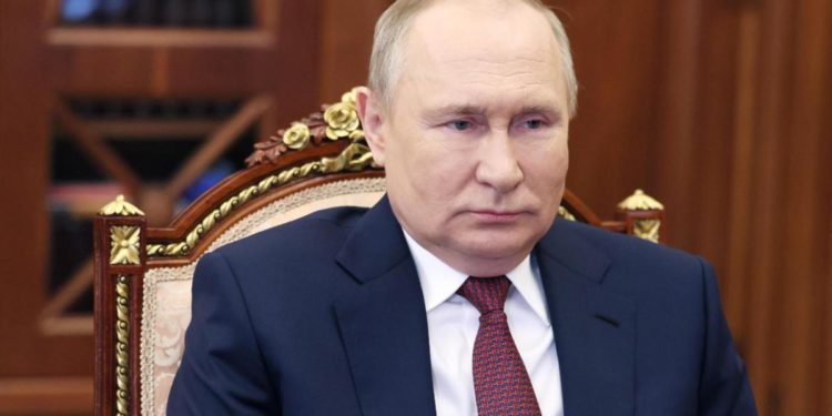 Putin malato, De Lorenzo: “Cancro? Non è condanna a morte”