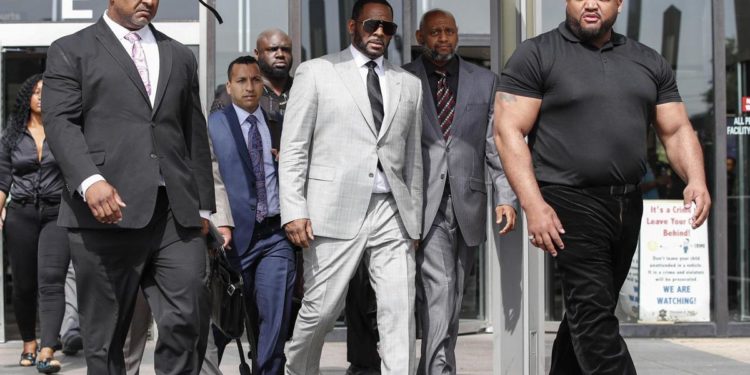 R. Kelly, condanna a 30 anni per racket e traffico sessuale