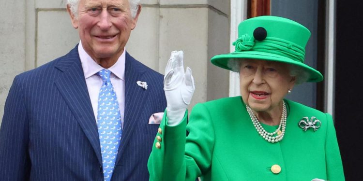 Giubileo di Platino, la regina si affaccia dal balcone di Buckingham Palace