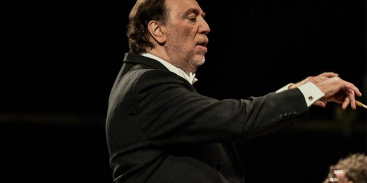 Scala, squilla un telefonino e Chailly ferma il concerto