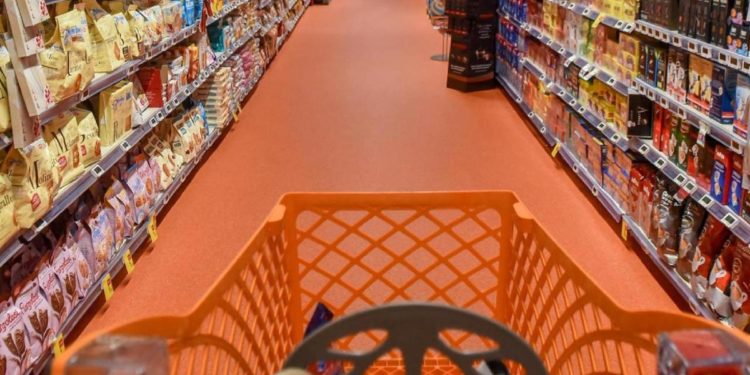 Minacciava di avvelenare acqua e cibo in supermercati, arrestato