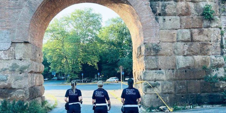 Roma, si stacca parte arco Porta Maggiore