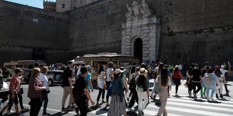 Omicron 5, Pregliasco: “Timori per possibile picco estivo”