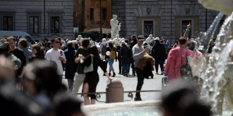 Covid Italia, torna a salire l’incidenza settimanale dei contagi