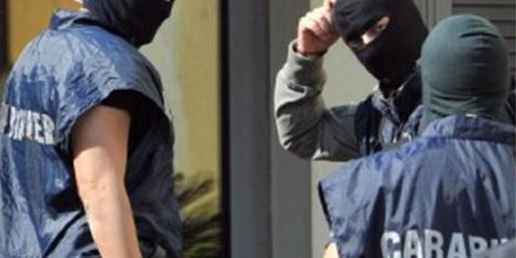Terrorismo, arrestato è perito chimico: “Italiano radicalizzato via web”