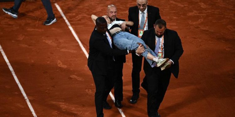 Roland Garros 2022, Ruud batte Cilic: semifinale con invasione