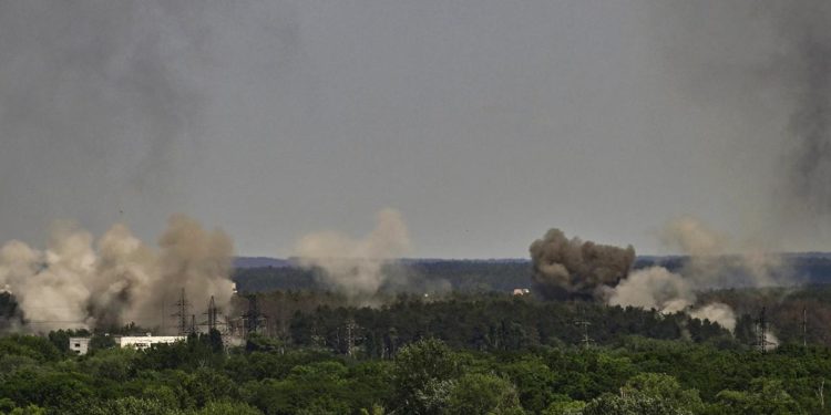 Battaglia a Severodonetsk, difensori ucraini: “Controlliamo metà città”