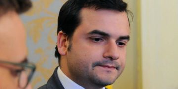 M5S, Sibilia: “Governo? Vogliono buttarci fuori, quindi è il momento di restare”