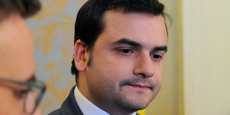 M5S, Sibilia: “Governo? Vogliono buttarci fuori, quindi è il momento di restare”