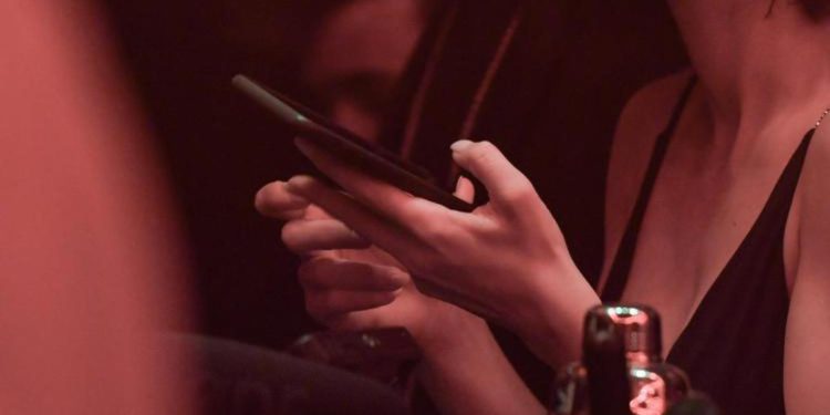 Stalking, finge di partorire per tornare con l’ex